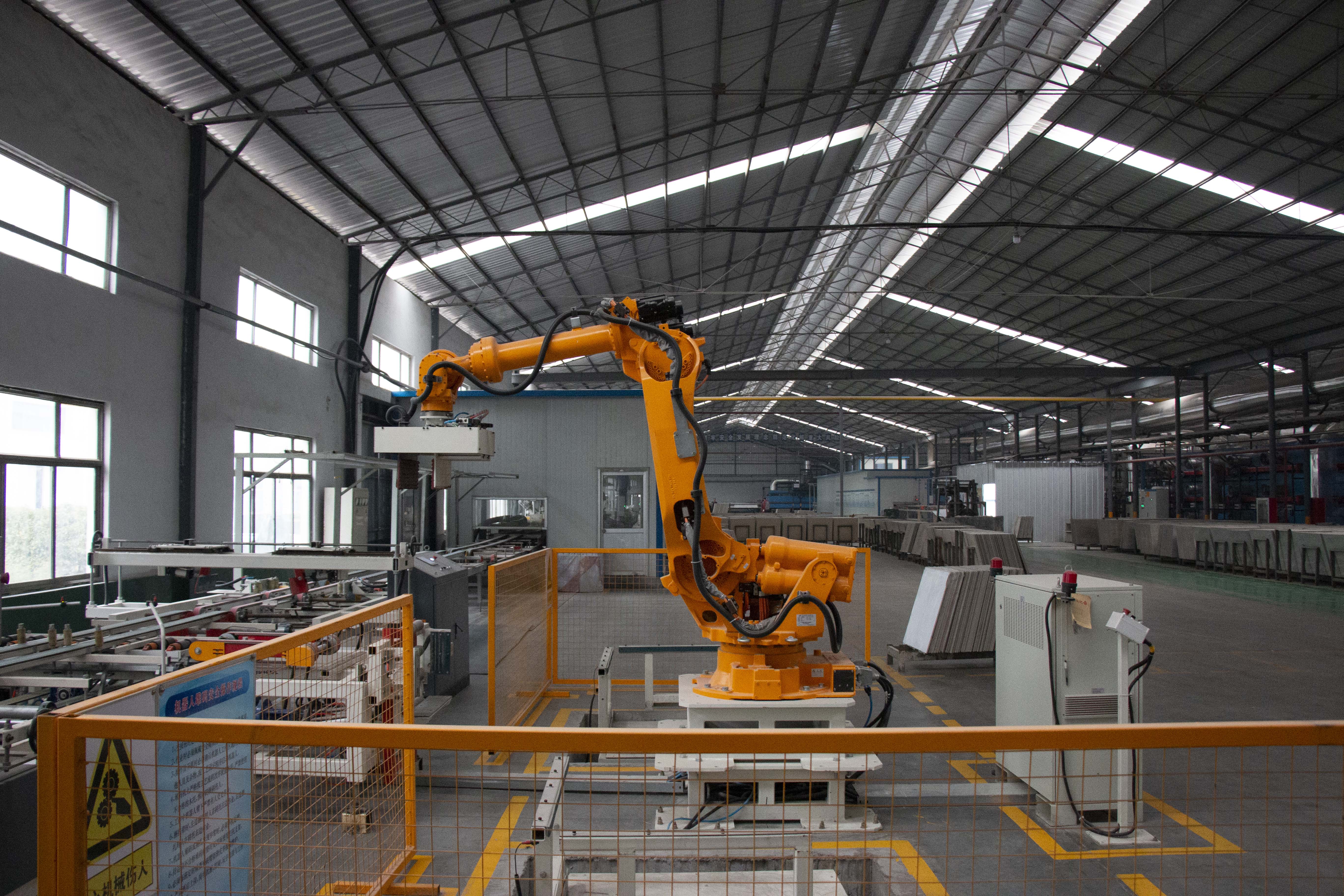 叠砖,扶正,抓取,旋转,码放,随着一台机械臂快速精准的抓取动作,一片片